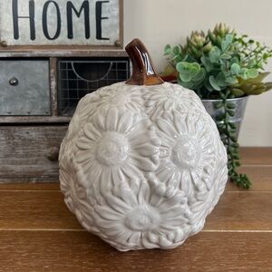 New White Farmhouse Ceramic Daisy Embossed Pumpkin
